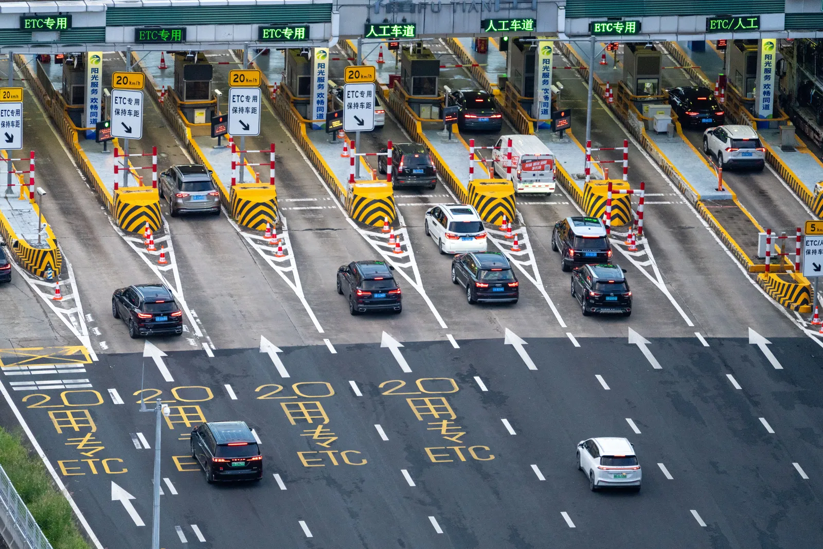 An expressway toll gate in Japan with automatic and staffed lanes signposted